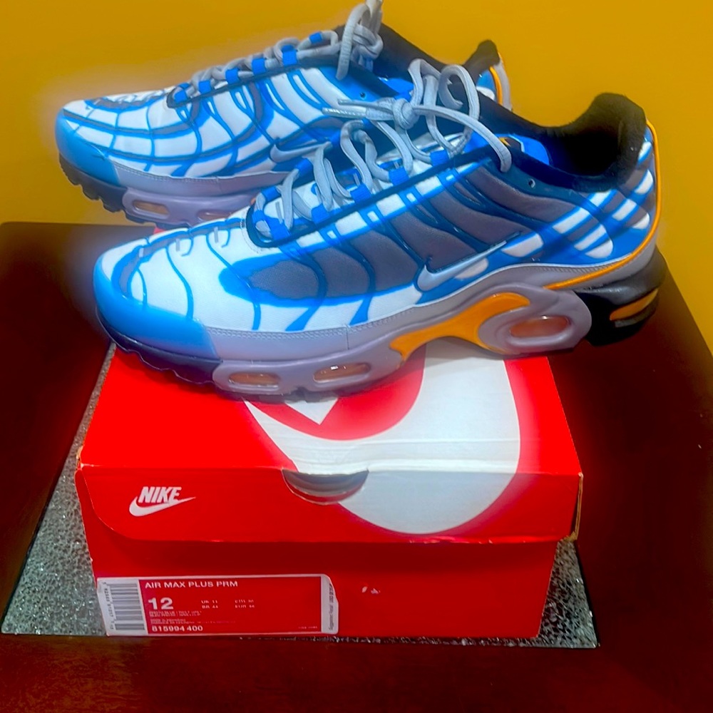 BLUE & WHITE NIKE AIR MAX PLUS PRM SIZE 12 MNS